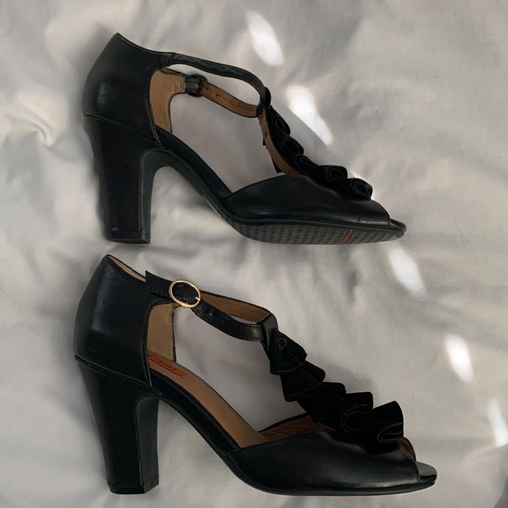 NWOT Miz Mooz Sailor T-Strap Shoes